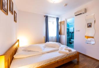 Mountain Rose Vila has Balcony rooms