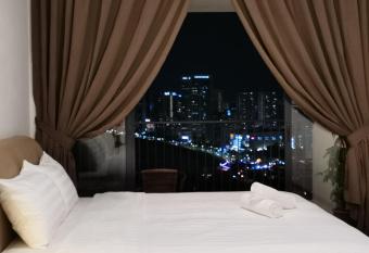 Landmark Million Dollar King Suite #Netflix#500mbps Wifi#Atari has Balcony rooms