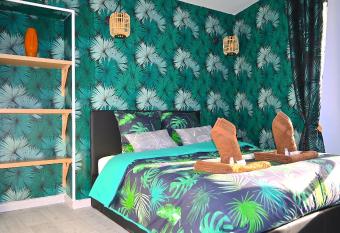 Class&Tropical Appt 10mn Aeroport Roissy CDG allows 18 year olds to book a room