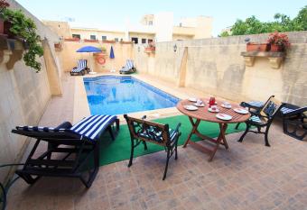 Ta  Bejza Holiday Home - 5 bedroom allows 18 year olds to book a room