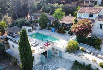 Mon coin de Provence petit-d  jeuner offert allows 18 year olds to book a room