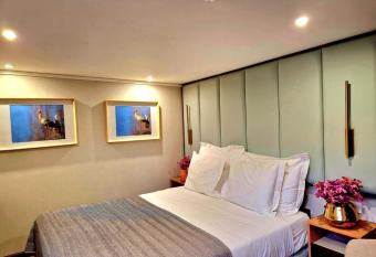 Costa do Sal Hotel Boat Lounge allows 18 year olds to book a room