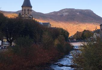 Nouveau Studio les f  es draps inclus caf   th      disposition has Balcony rooms