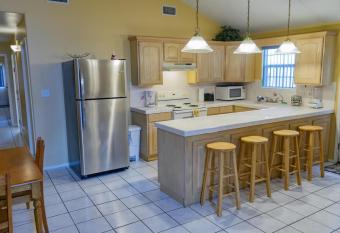 Ground Floor Duplex with BBQ - Blue Siren House has Balcony rooms