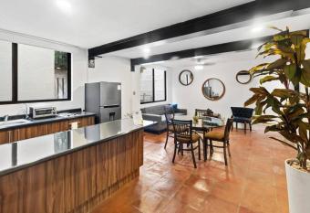 +MS +Suite Insuperable +  ptima Ubicaci  n +150MB 119C allows 18 year olds to book a room