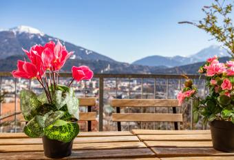 Hilltop Innsbruck Apartment I free parking has Balcony rooms