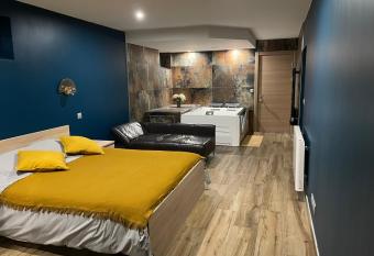 Charmant logement avec baln  o has rooms with a private hot tub