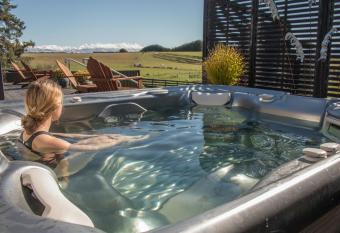 Shearvue Farmstay with Optional Free Farm Experience at 5pm allows 18 year olds to book a room