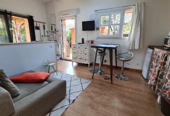 Charmant logement avec parking allows 18 year olds to book a room