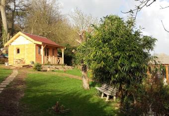 au calme dans Etretat allows 18 year olds to book a room