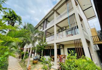 Family House Resort, Haad Rin allows 18 year olds to book a room