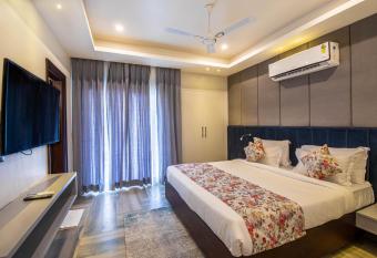 HOTEL JS SOUVENIR has rooms with a private hot tub