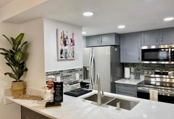 Grand Family 3BD Condo Apartment near Disney Parks #10 allows 18 year olds to book a room