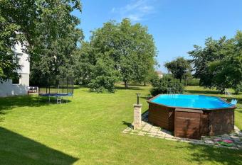 Magnifique villa piscine dans un   crin de verdure has Balcony rooms