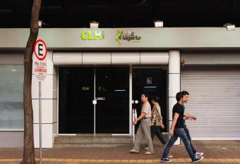 CLH Su  tes Foz do Igua  u allows 18 year olds to book a room