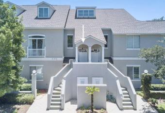 Luxury Peninsula Golf Course & Racquet Club Condo has Balcony rooms