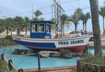 APARTAMENTO NA PRAIA GRANDE A 200 M  TROS DA PRAIA, CONFORT  VEL ESPA  OSO WIFI 350 Mega TV Claro,   TIMA LOCALIZA    O allows 18 year olds to book a room