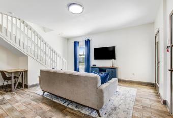 Cozy Charmer in Town has Balcony rooms