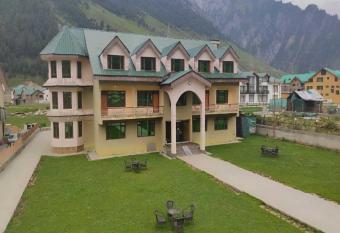 Hotel Sheen allows 18 year olds to book a room