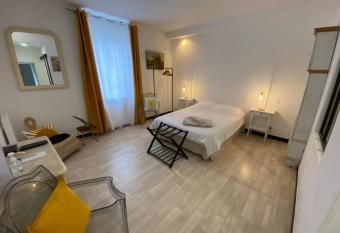 Chambre & salle de bain priv  e - LV 33 allows 18 year olds to book a room