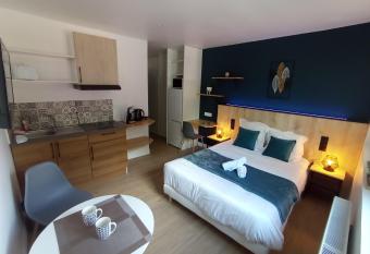 Villa Rapha  lle #1 Centre ville avec parking allows 18 year olds to book a room