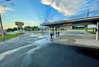 Deluxe inn allows 18 year olds to book a room