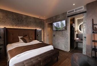 REINHARDTs HOTEL allows 18 year olds to book a room