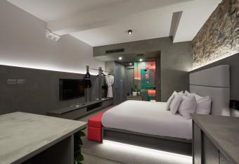 David Hotel allows 18 year olds to book a room