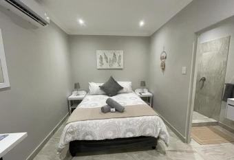 Guest house on Gillian Unit 4 has Balcony rooms