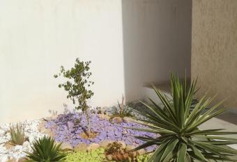 Belle Villa Proche Marina allows 18 year olds to book a room