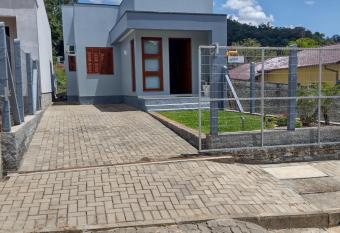 Grey House, pr  ximo a Gramado e ao Templo Budista allows 18 year olds to book a room