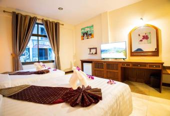 Rico s Patong Hotel has rooms with a private hot tub