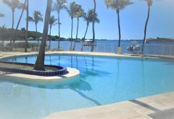 2 pi  ces 2102 residence Le Flamboyant allows 18 year olds to book a room