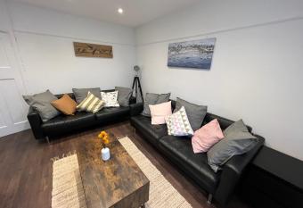 Sakura,sleeps 8 Netflix allows 18 year olds to book a room