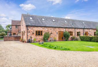 The Pigsty - 3 Bedroom Barn Conversion has Balcony rooms