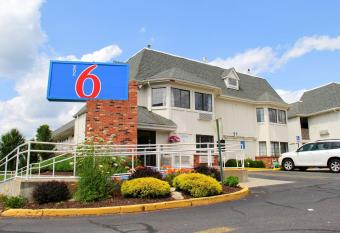 Motel 6 Hartford - Enfield has Smoking rooms