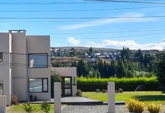 CASA LUMINOSA CON PARQUE y VISTA ESPECTACULAR allows 18 year olds to book a room