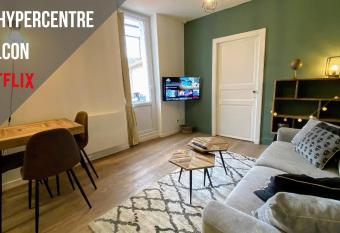 BALCON SUR LE MONDE - T2 COEUR DE VILLE has Balcony rooms