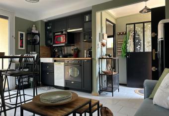 FREJUS VAR APPARTEMENT 150 m DES PLAGES has Balcony rooms