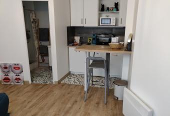 Studio cosy - proche gare & centre-ville - stationnement - cour int  rieure table & chaises allows 18 year olds to book a room