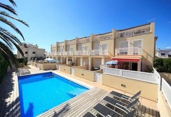 Roses House 4 allows 18 year olds to book a room