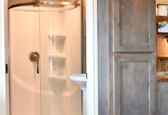 Son's Rio Cibolo Birdhouse Cabin #1 Brand new Cabin on Gorgeous Creek with Pool, hot tub, basketball and more! has rooms with a private hot tub