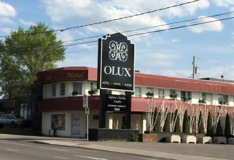 Olux Hotel-Motel-Suites has rooms with a private hot tub