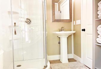 Son's Rio Cibolo Birdhouse Cabin #7 Water Sports, Hot Tubs, Volleyball, Game Room, and More! has rooms with a private hot tub