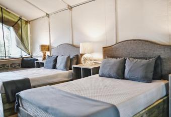 Son's Rio Cibolo Birdhouse Cabin #9 Creekside Cabins, Pools, Hot Tubs, Games, and More! has rooms with a private hot tub