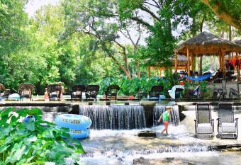 Son's Rio Cibolo Birdhouse Cabin #21 Family Friendly Hidden Gem! has Balcony rooms