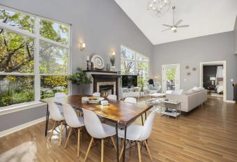 Fayettevilla - 3 minutes from the U of A and Bike Trails - Sleeps 15! has Balcony rooms