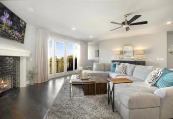 Hilltop Haven - Located in the HEART of Fayetteville - FIVE Minutes from DT and U of A! has Balcony rooms