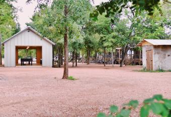 Son's Geronimo #8 Hot tub, kayak, paddleboard, pool, New Cabin! has Balcony rooms