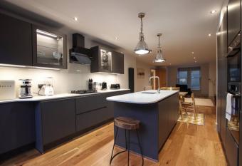 Stylish 2 bed home in the heart of Clifton allows 18 year olds to book a room